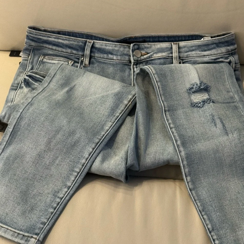 Amari Old English distressed skinny jeans in a light blue wash size 38 - Picture 11 of 17